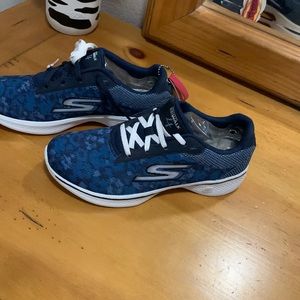 Sketchers Goga max quick fit walking shoe, size 6.5, never worn